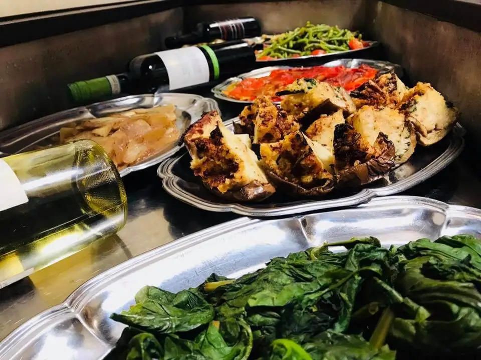 ein Tablett mit Essen und Wein auf einem Tisch im italienischen Restaurant Da Peppo