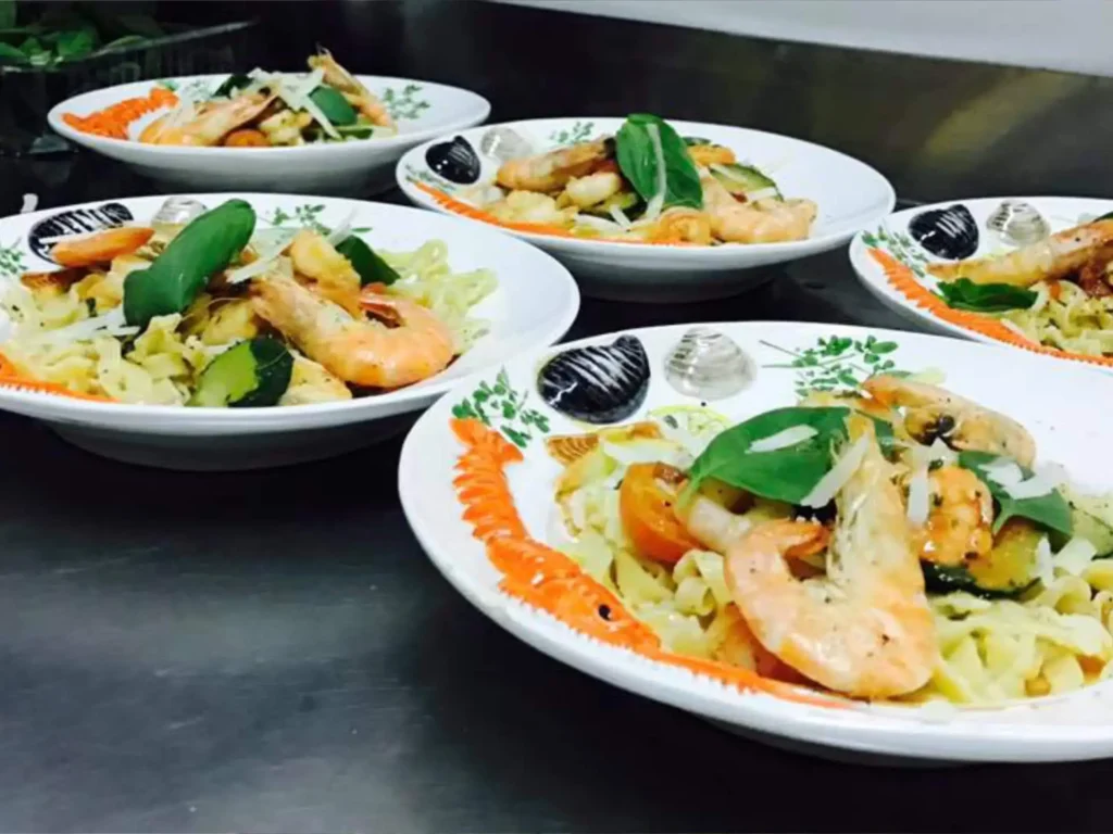 eine Gruppe von Tellern mit Speisen